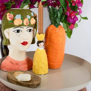 Kaarsenstandaard aardewerk vrouw bloem geel