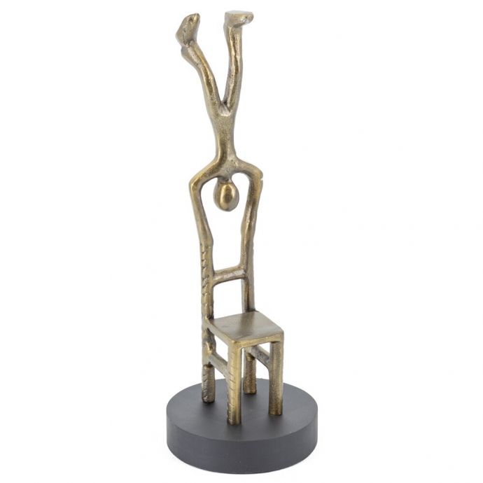 Decoratie beeld metaal 'handstand op stoel' goud