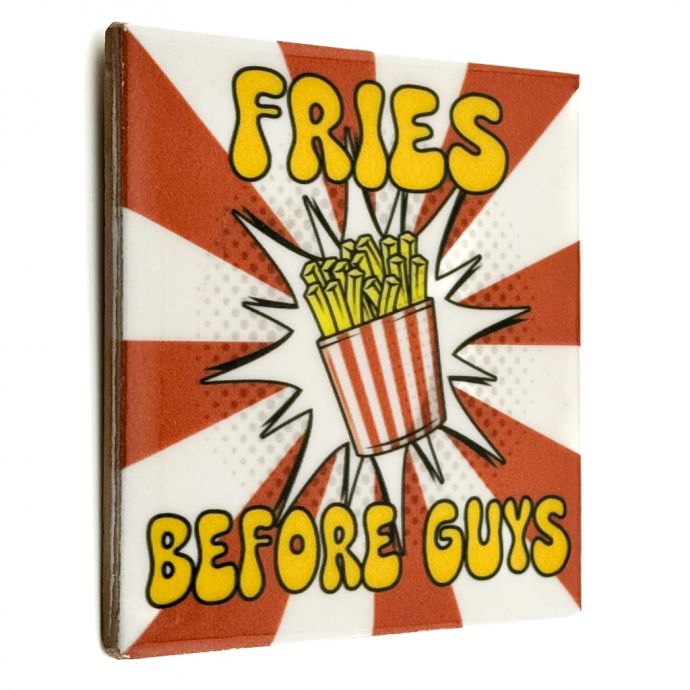Tegeltje 'Fries before guys'