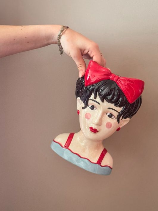 Aardewerk vaas 'Vrouw met bow'