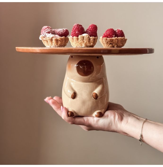 Cake plateau capybara