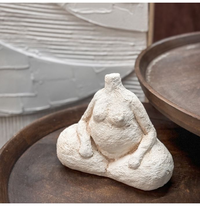 Aardewerk beeld vrouw kleermakerszit