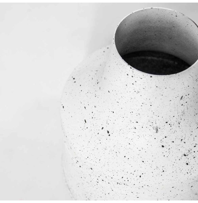 Metalen vaas white dots