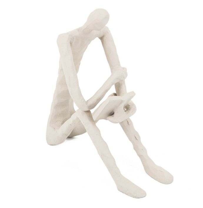 Beeldje lezend off-white