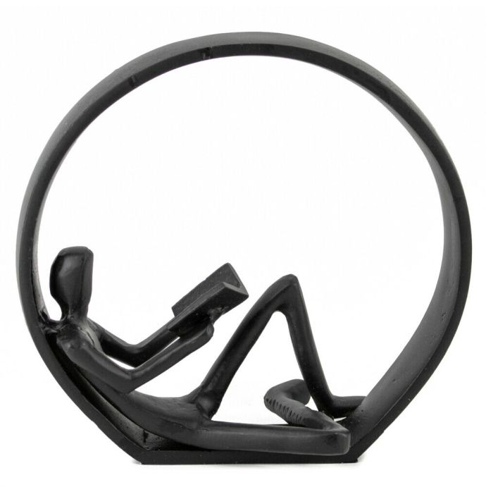 Decoratie beeld metaal 'de zittende lezer' zwart