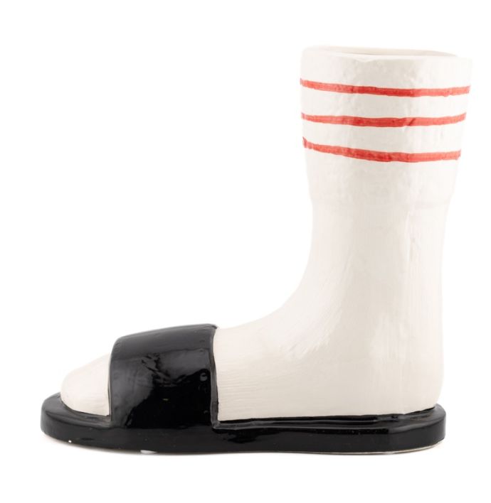 Aardewerk vaas sokken in sandalen