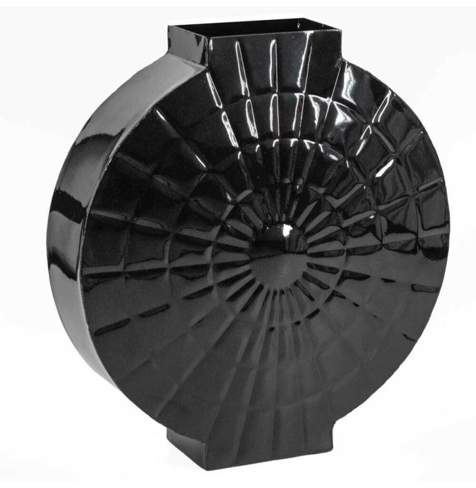 Metalen vaas rond zwart