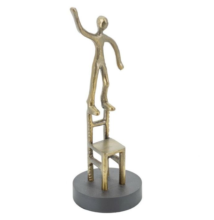 Decoratie beeld metaal 'staand op stoel' goud