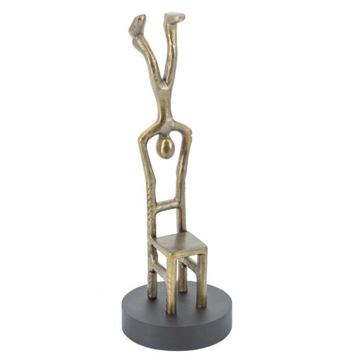 Decoratie beeld metaal 'handstand op stoel' goud