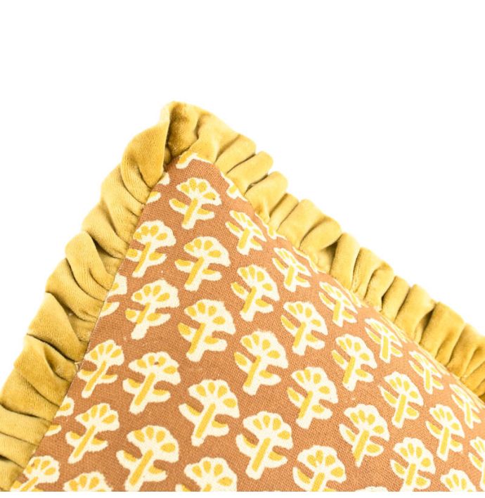 Kussen floral met roezels oker